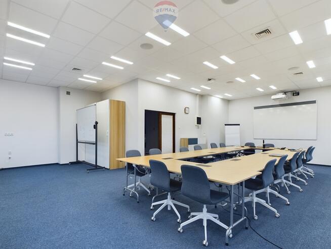 Przestronna przestrzeń biurowa