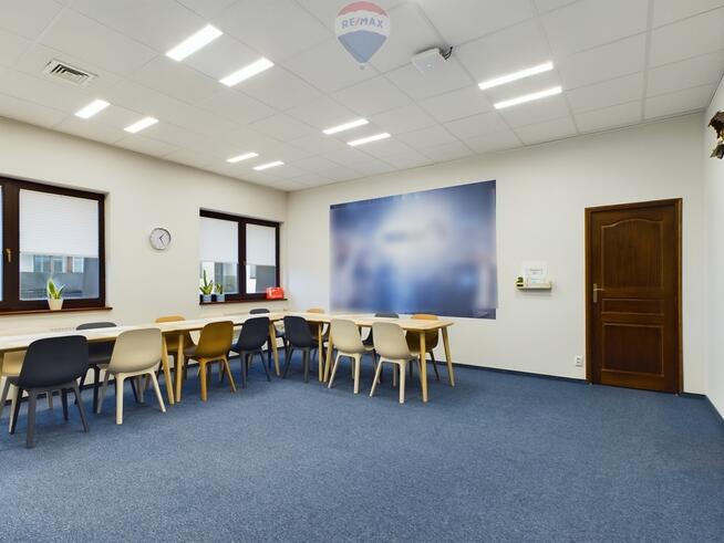 Przestronna przestrzeń biurowa