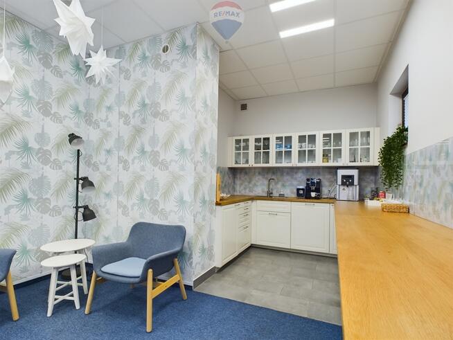 Przestronna przestrzeń biurowa