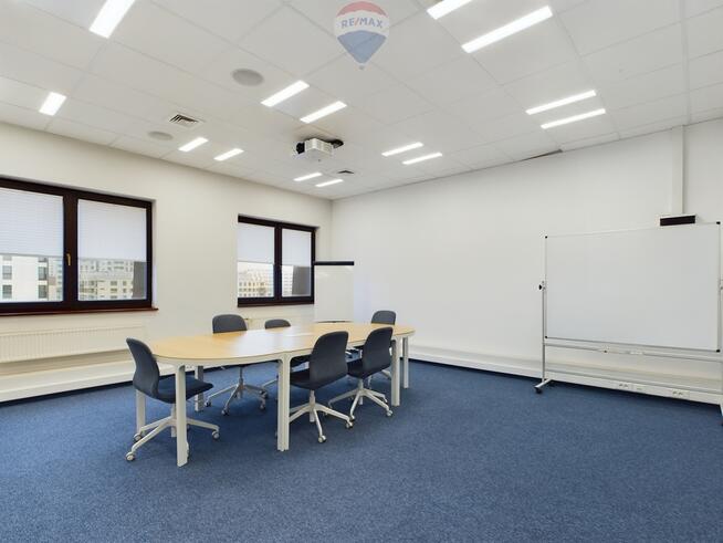 Przestronna przestrzeń biurowa