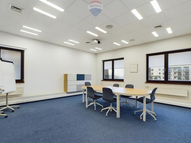 Przestronna przestrzeń biurowa