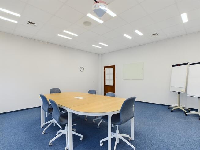 Przestronna przestrzeń biurowa