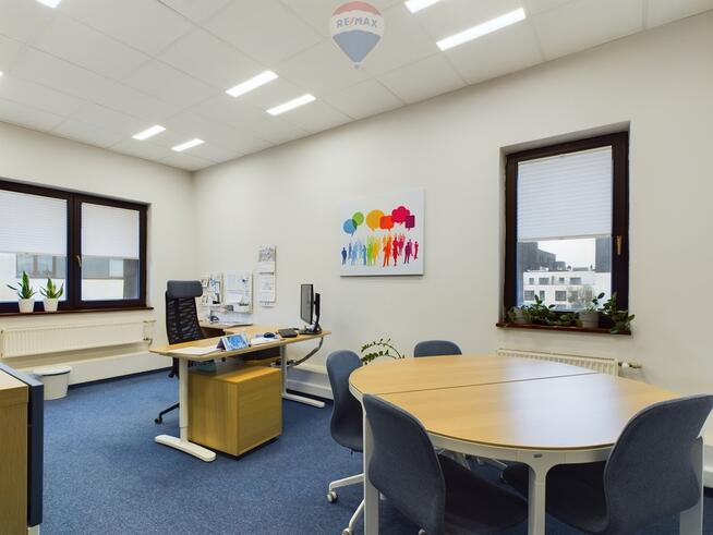 Przestronna przestrzeń biurowa