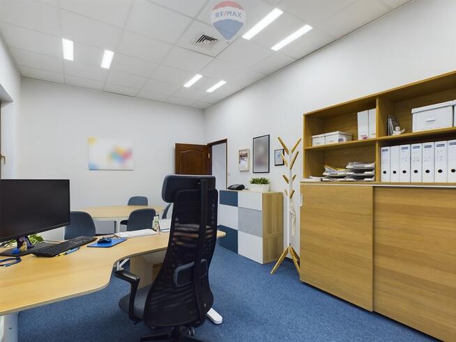 Przestronna przestrzeń biurowa