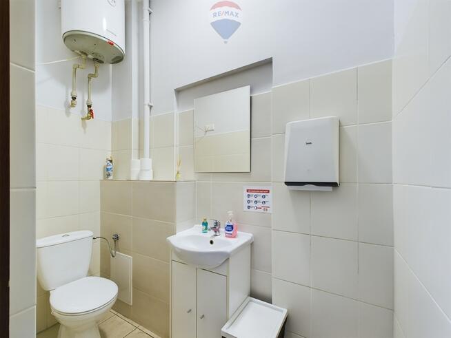 Przestronna przestrzeń biurowa