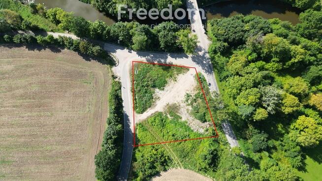 Malownicza działka na sprzedaż przy kanale.