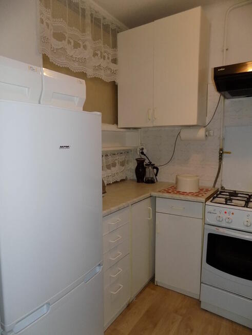 Al. jana Pawła II, rondo ONZ, przy dwóch liniach metra