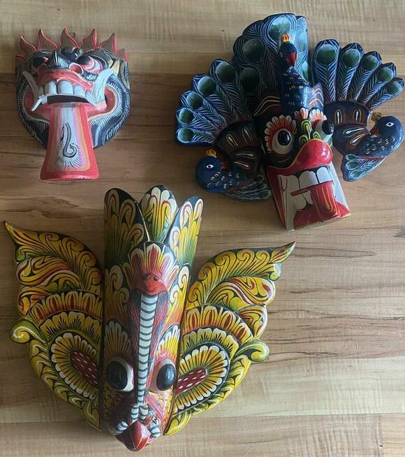 Trzy maski z Sri Lanka