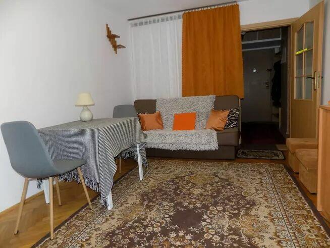 Al. jana Pawła II, rondo ONZ, przy dwóch liniach metra