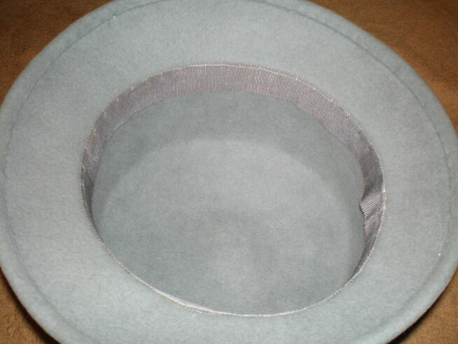 Sprzedam kapelusz damski filcowy w kolorze popielatym.