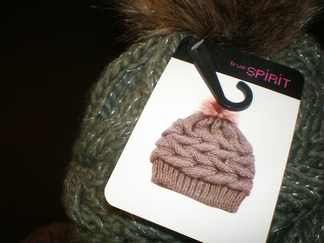 Sprzedam czapkę damską nową, cena 40 zł.