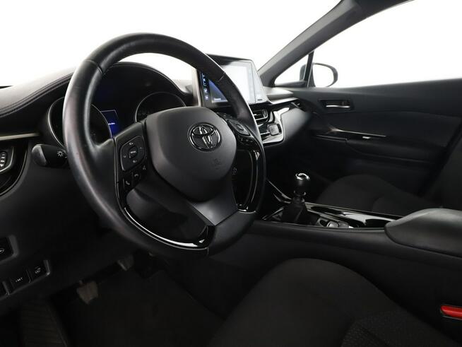 Toyota C-HR klima auto grzane fotele kamera i czujniki parkowania