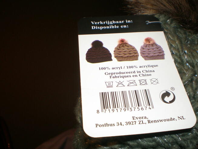 Sprzedam czapkę damską nową, cena 40 zł.