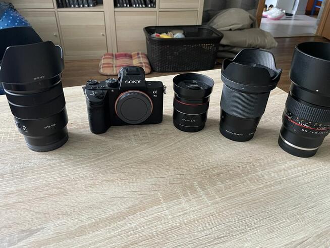 Sony A7 III + 4 obiektywy, przebieg 17tys.