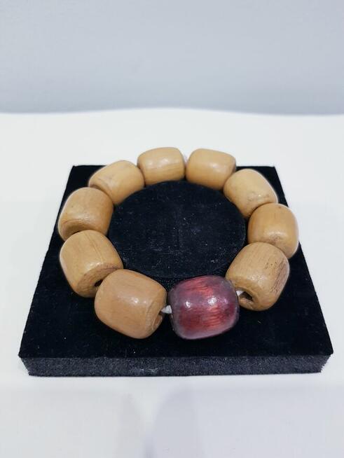 Damska bransoletka z drewnianych koralików