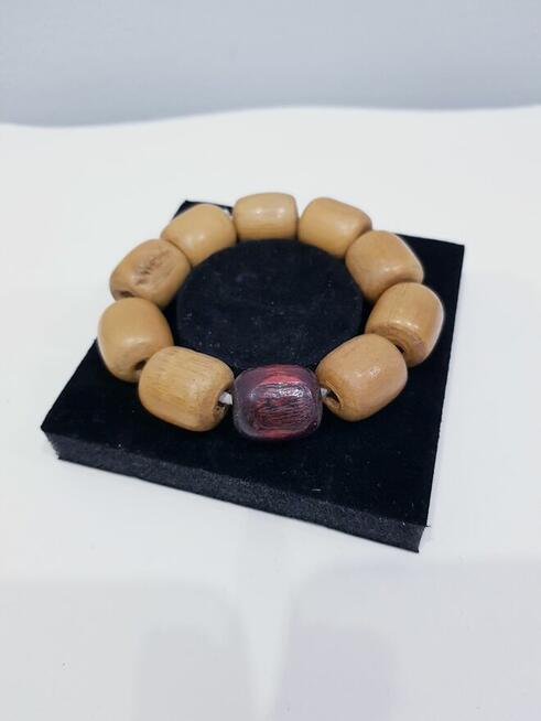 Damska bransoletka z drewnianych koralików