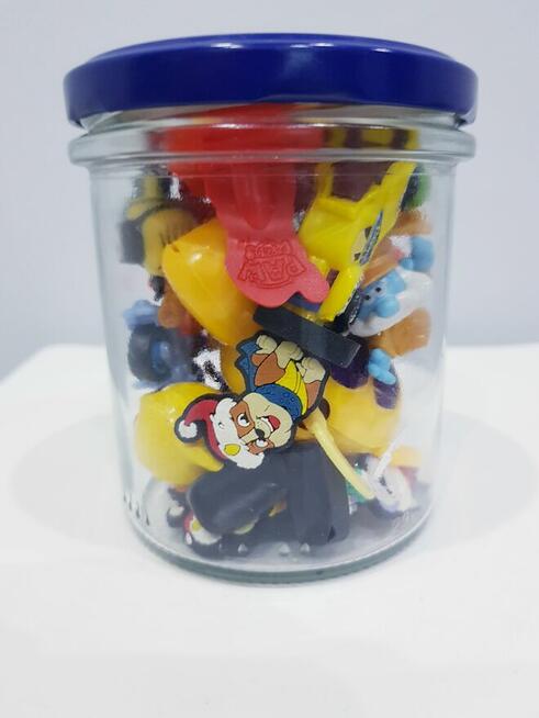 Słoik z figurkami, zabawkami dla dzieci