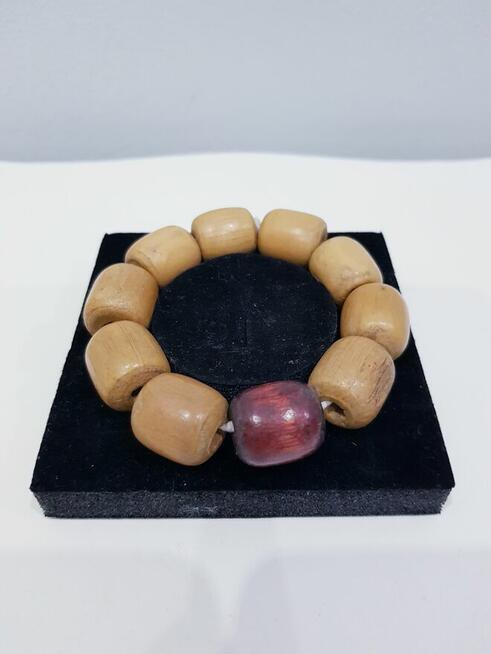 Damska bransoletka z drewnianych koralików