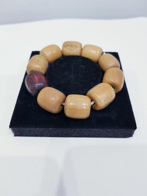 Damska bransoletka z drewnianych koralików