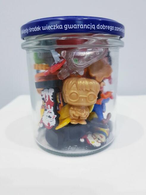 Słoik z figurkami, zabawkami dla dzieci
