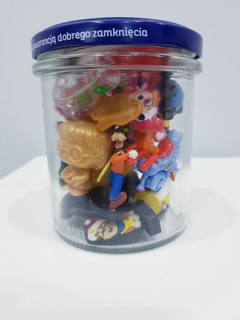 Słoik z figurkami, zabawkami dla dzieci