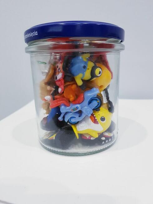 Słoik z figurkami, zabawkami dla dzieci