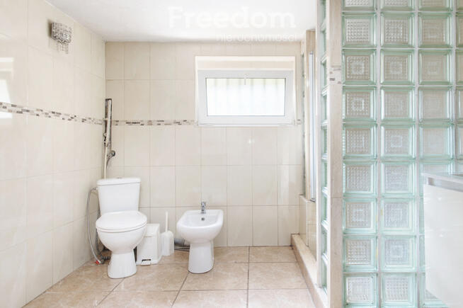 Duży wolnostojący dom w spokojnej okolicy