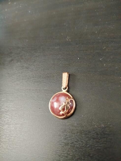 Złota zawieszka - wisiorek z kamieniem