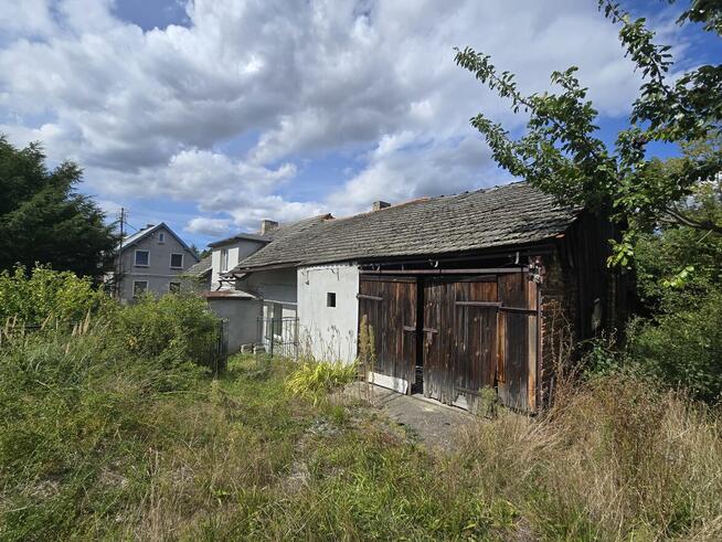 Dom z dużym ogrodem