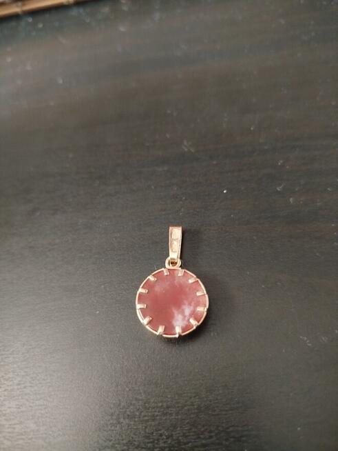 Złota zawieszka - wisiorek z kamieniem