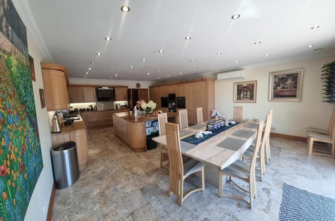 Atrakcyjna rezydencja, garaż dwustanowiskowy, basen