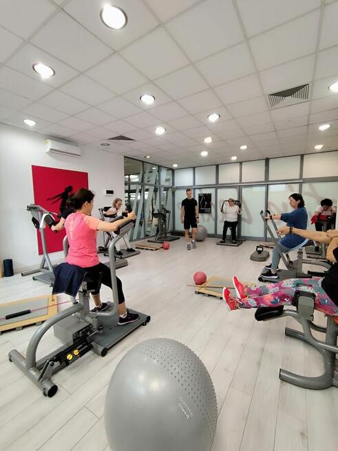 Trenerka w klubie fitness