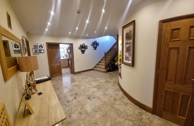 Atrakcyjna rezydencja, garaż dwustanowiskowy, basen