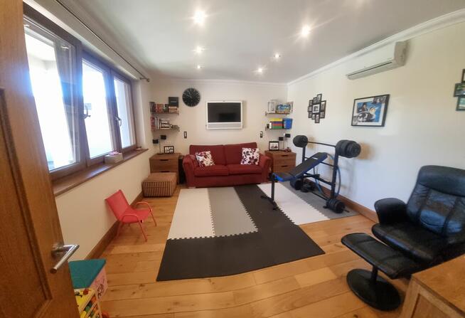 Atrakcyjna rezydencja, garaż dwustanowiskowy, basen