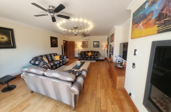 Atrakcyjna rezydencja, garaż dwustanowiskowy, basen