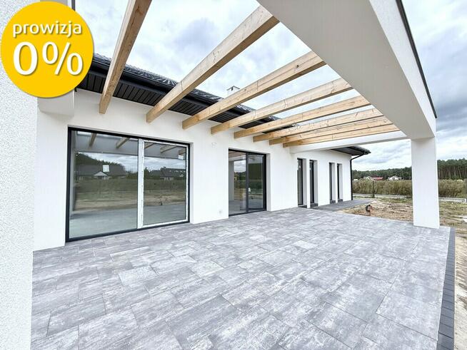 Nowoczesny dom parterowy w otoczeniu lasu