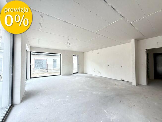 Nowoczesny dom parterowy w otoczeniu lasu