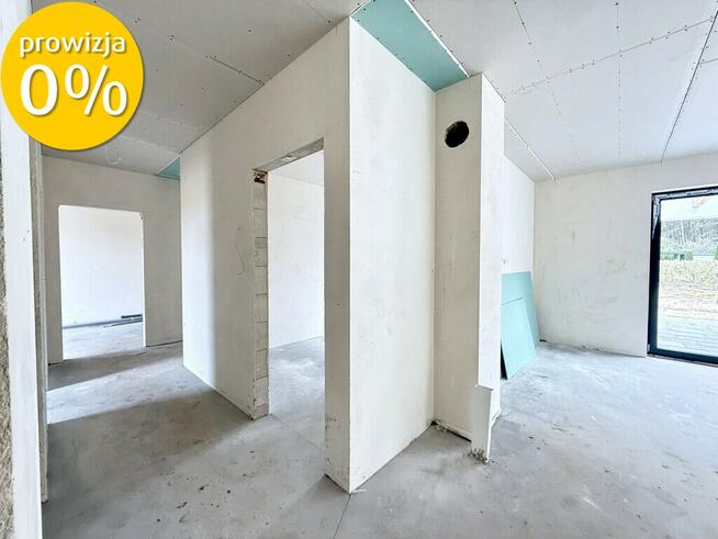 Nowoczesny dom parterowy w otoczeniu lasu