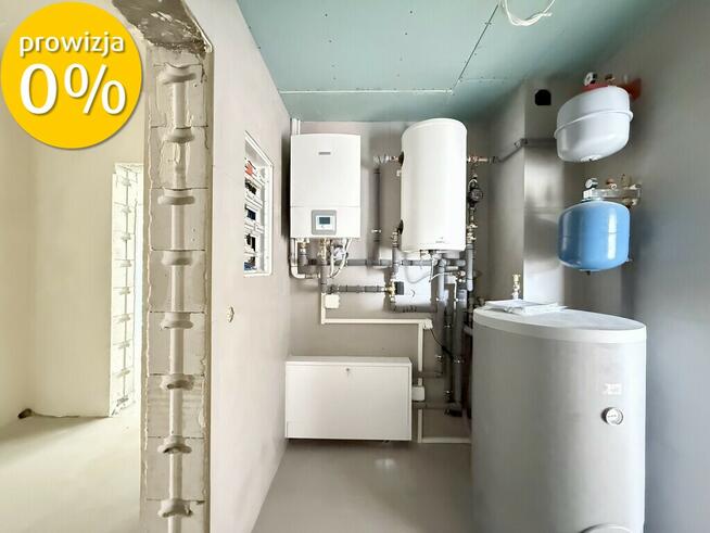 Nowoczesny dom parterowy w otoczeniu lasu