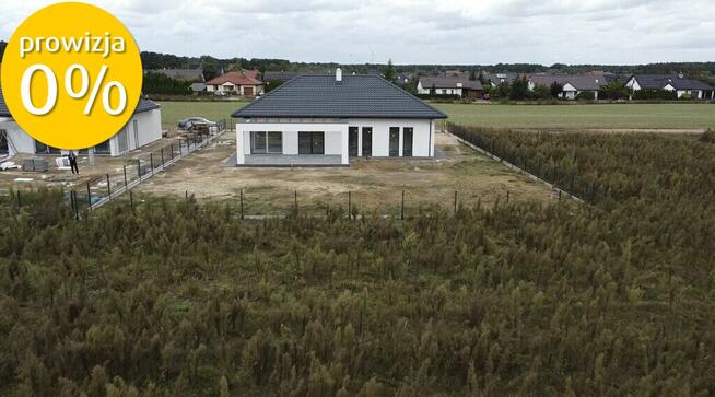 Nowoczesny dom parterowy w otoczeniu lasu