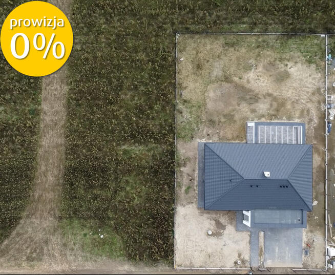 Nowoczesny dom parterowy w otoczeniu lasu