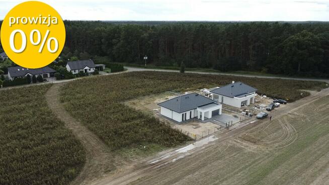 Nowoczesny dom parterowy w otoczeniu lasu