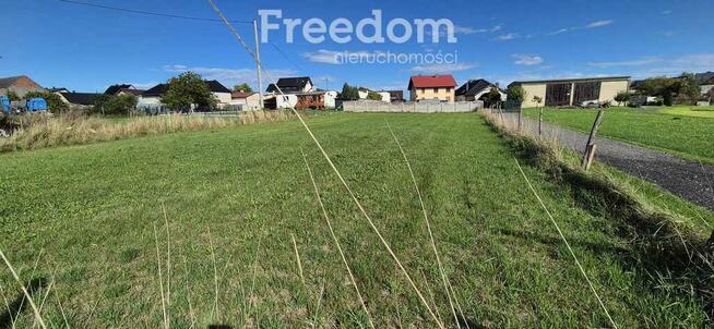 Działka budowlana z projektem domu.