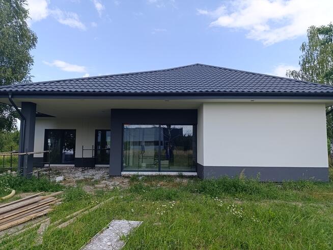 Nowy dom parterowy z antresolą.