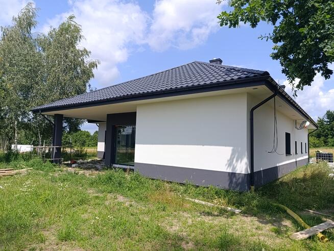 Nowy dom parterowy z antresolą.