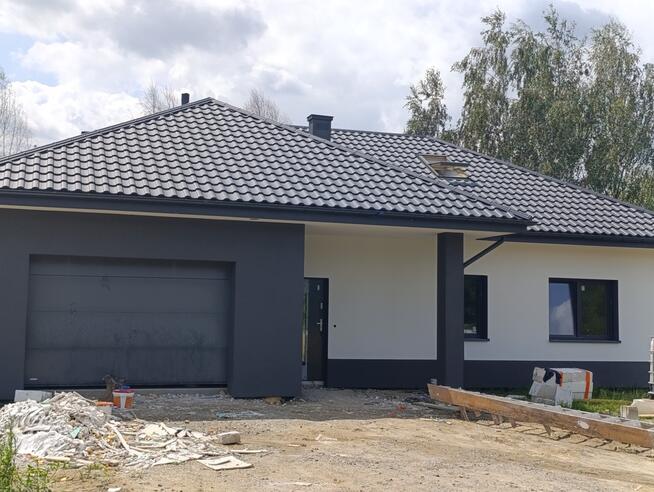 Nowy dom parterowy z antresolą.