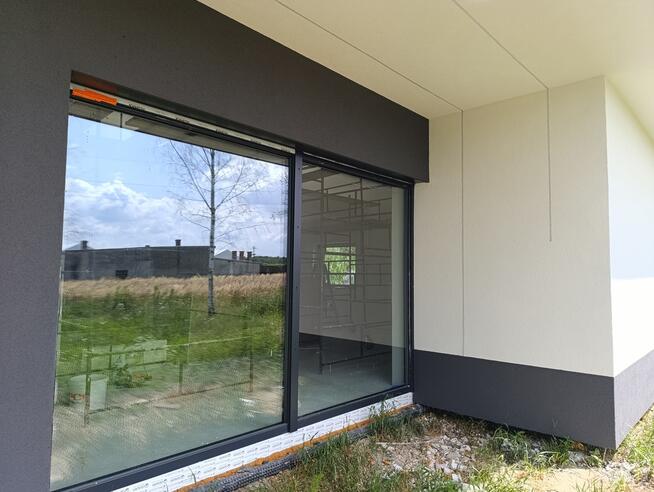 Nowy dom parterowy z antresolą.