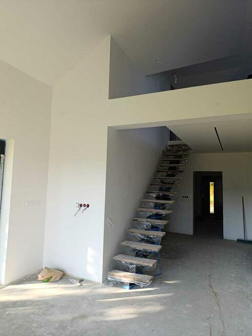 Nowy dom parterowy z antresolą.