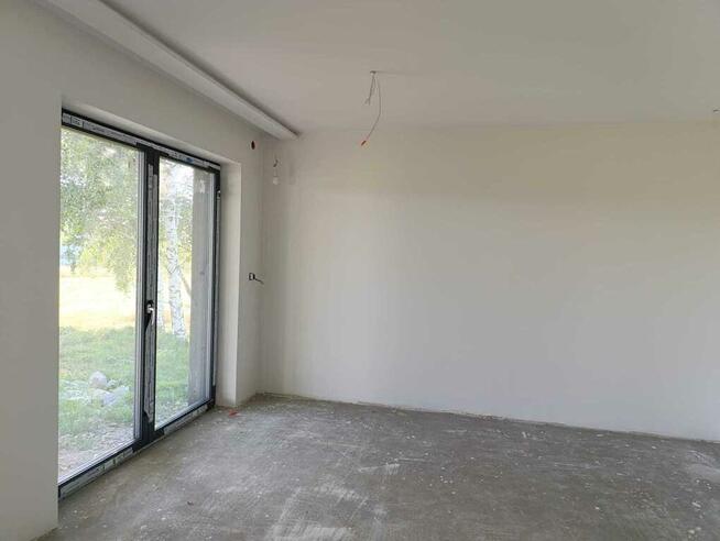 Nowy dom parterowy z antresolą.