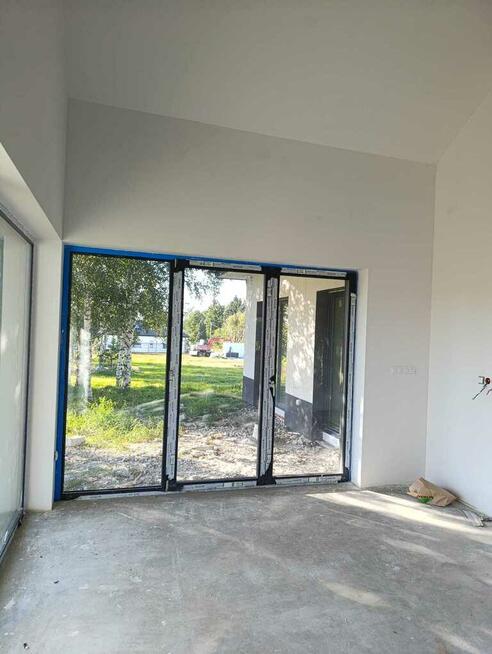 Nowy dom parterowy z antresolą.